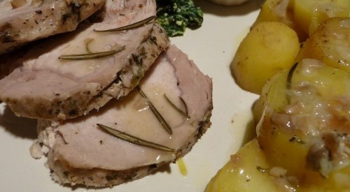 De bonnes côtes de porc cuitent à la vapeur